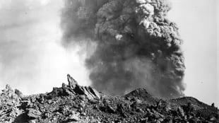 Fotografía de la columna de humo realizada el 19 de abril de 1943 desde el pueblo de Paricutín