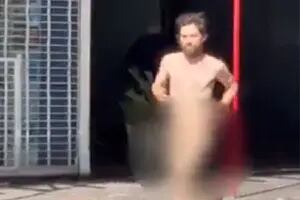 Un hombre corrió desnudo, casi lo atropellan y agredió a la Policía con un salvavidas en medio de una escollera