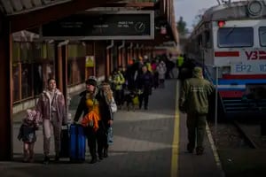 Éxodo en Ucrania: en 24 horas se duplicó la cantidad de personas que cruzaron la frontera