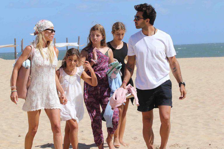 Nicole Newman, acompañada de sus hijas y de su novio, Manu Ucera, disfruta del verano en Punta del Este