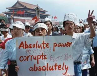Los periodistas del China Daily, en lengua inglesa, se suman a la protesta. "El poder absoluto corrompe absolutamente".