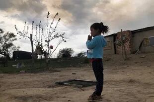 Keila, la hermana más chica de Joselin, tiene 5 años y siempre anda con un dedo en la boca; lo que más le gusta es jugar con la hamaca hecha con un neumático y que cuelga de un árbol
