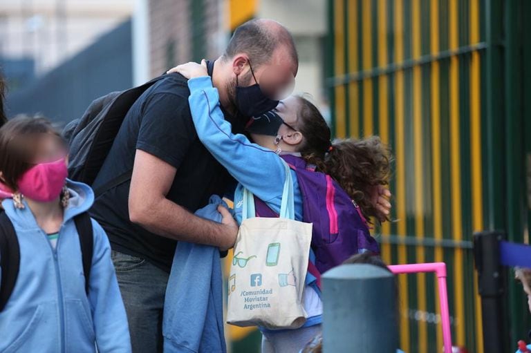Un padre se despide de su hija, en la puerta de la escuela ORT