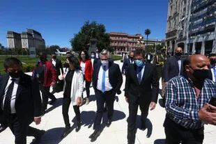 El presidente Alberto Fernández, camina hacia el CCK acompañado por Sergio Massa y Vilma Ibarra