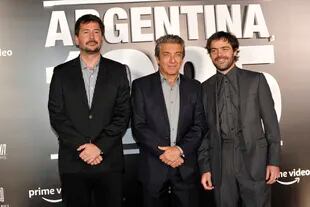 El director Santiago Mitre junto a los protagonistas de Argentina, 1985, Ricardo Darín y Peter Lanzani