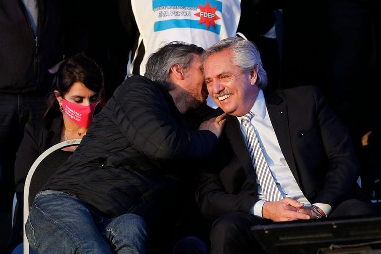Alberto Fernández y Máximo Kirchner en el acto de la militancia llevado a cabo en el club Nueva Chicago