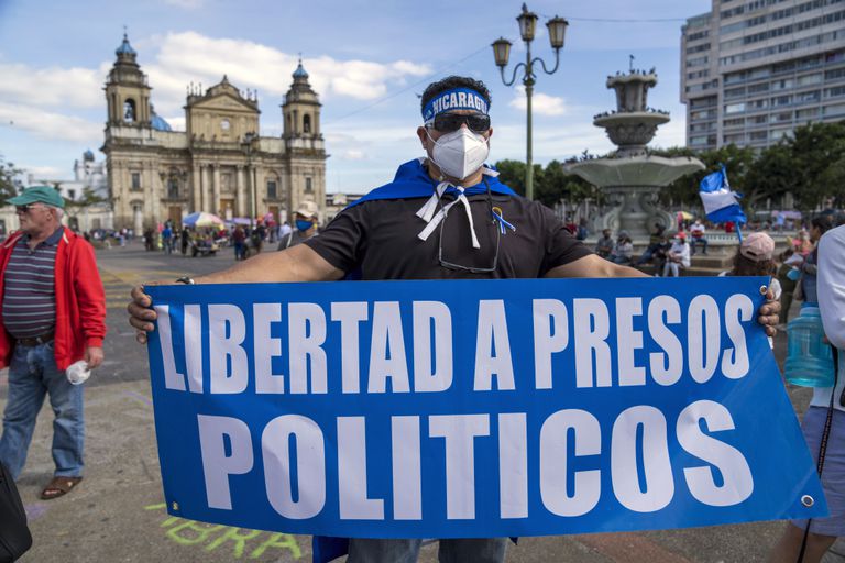 Un ciudadano nicaragüense sostiene un cartel durante una protesta contra el presidente Daniel Ortega en la Plaza de la Constitución en la Ciudad de Guatemala (AP Foto/Moises Castillo)