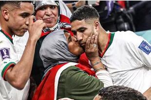 Hakimi celebró el triunfo de Marruecos con su madre