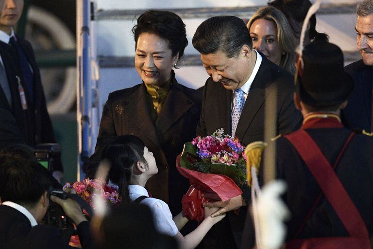 Xi Jinping y Peng Liyuand, en su llegada a la Argentina
