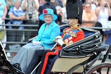 La reina Isabel II de Inglaterra y el príncipe Felipe vuelven al Palacio de Buckingham después de asistir a una ceremonia en honor al cumpleaños de la monarca en Londres, el 13 de junio de 2009