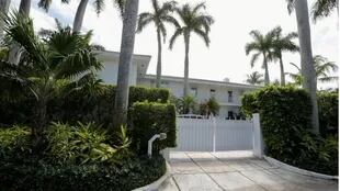 La casa de Epstein en Palm Beach está situada al borde del mar.