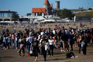 Muchos turistas disfrutaron de la tarde de playa en Mar del Plata