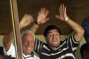 Maradona y Guillermo Coppola en Cuba, durante su rehabilitación en el año 2000