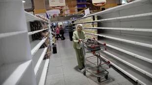 Las góndolas están vacías en los principales supermercados de Caracas