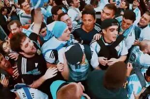 Los hinchas argentinos, presentes en el video "Vayas donde vayas", que lanzó la AFA antes del partido Argentina vs. México