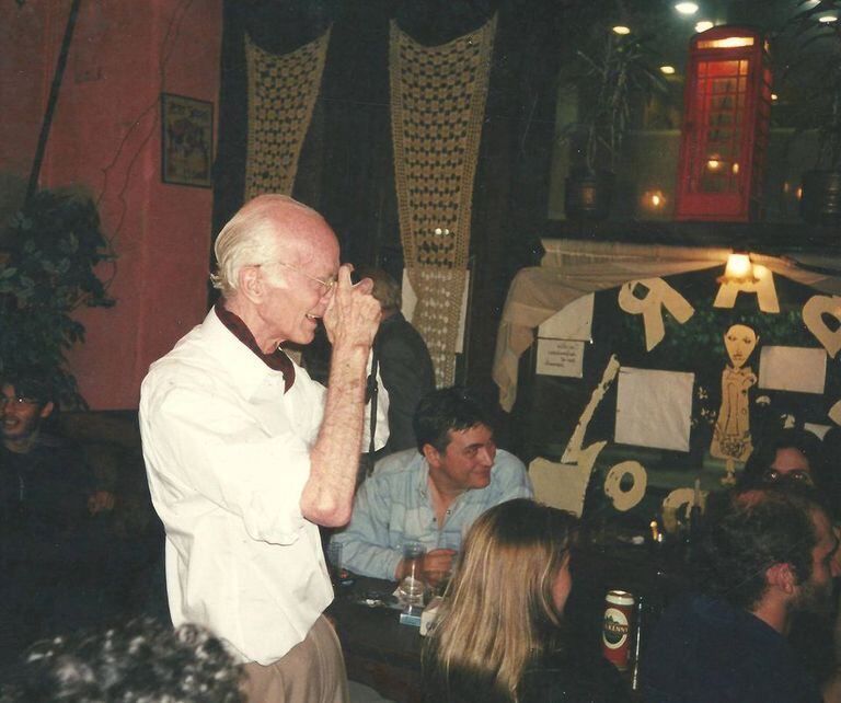 John también era el encargado de capturar todas las fotografías del Bar, desde su inicio.