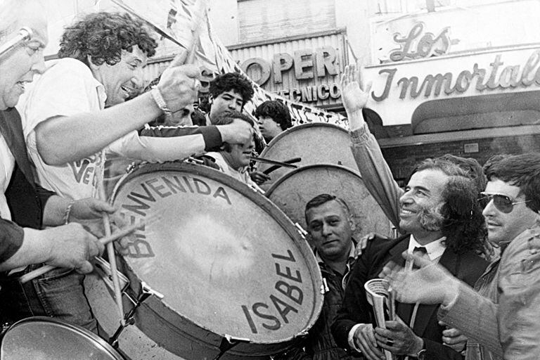 Menem luciendo el anillo, en 1983, el día en un acto para homenajear a Isabel Perón en su regreso a la Argentina