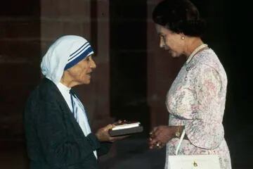 La Madre Teresa de Calcuta recibe la Insignia de la Orden Honoraria del Mérito de manos de la Reina Isabel II de Gran Bretaña en el Rashtrapati Shavar en Nueva Delhi, el 24 de noviembre de 1983