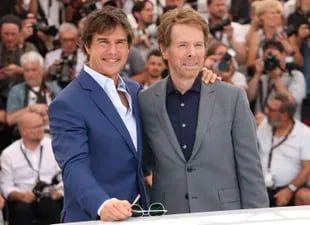 Cruise posa en Cannes junto al histórico productor de las películas de Top Gun Jerry Bruckheimer  