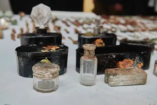 Botellas de perfume y boquillas para cigarrillos descubiertas como parte del tesoro.