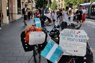 Recorrieron en bici desde el sur de Alemania hasta el sur de Francia. Los carteles funcionaron para recibir apoyo.