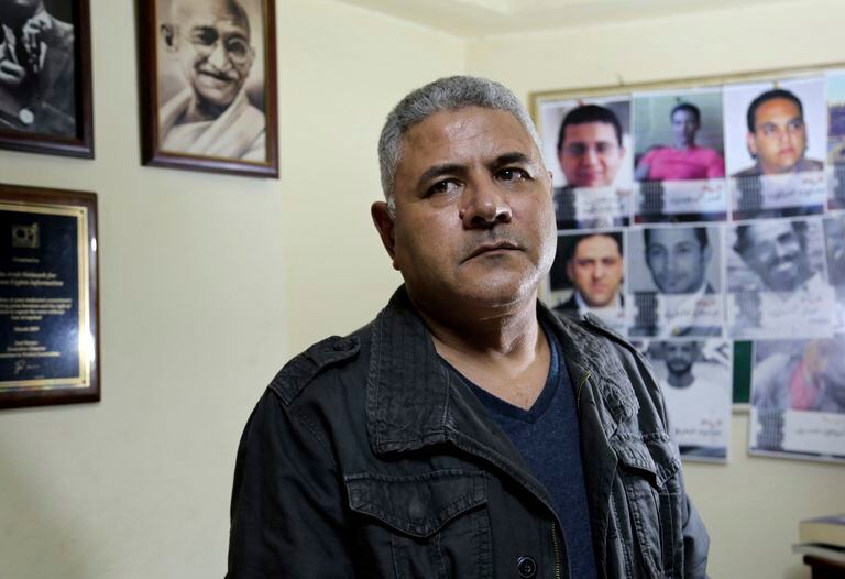 ARCHIVO - Gamal Eid, un abogado y defensor prominente de los derechos humanos, posa para la cámara en su oficina en El Cairo, Egipto. (AP Foto/Ahmed Hatem, archivo)