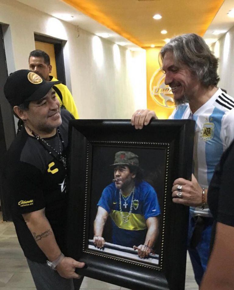Maradona junto al autor de su retrato, Fabián Pérez