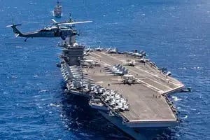 Un avión militar de Estados Unidos chocó contra un portaviones en el mar de China