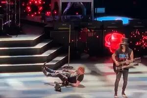 Axl Rose se cayó en el escenario durante un show en Las Vegas
