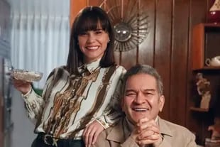 Luz Cipriota como Lucía Miranda junto a César Bordón, en la piel del representante de Luis Miguel, Hugo López