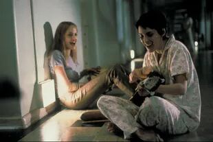 Angelina Jolie y Winona Ryder en una escena de Inocencia, interrumpida