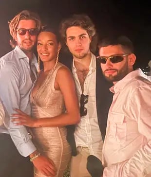 Tomas Redrado (con gli occhiali neri), figlio di Martin e Ivana Bagis, posa con gli amici Fran Cavia, le modelle brasiliane Gabriela Silva e Juan Rosconi.  Tommy possiede una galleria d'arte a Miami, dove vive.