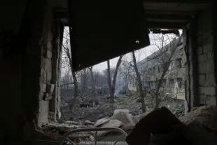 ARCHIVO - Esta fotografía muestra el patio de un hospital de maternidad que fue atacado en Mariúpol, Ucrania, el miércoles 9 de marzo de 2022. (AP Foto/Evgeniy Maloletka, Archivo)