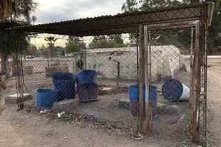 Los baldes encerrados en un corral de alambre se usan para descargar el agua potable del camión que viene cada quince días desde Jáchal