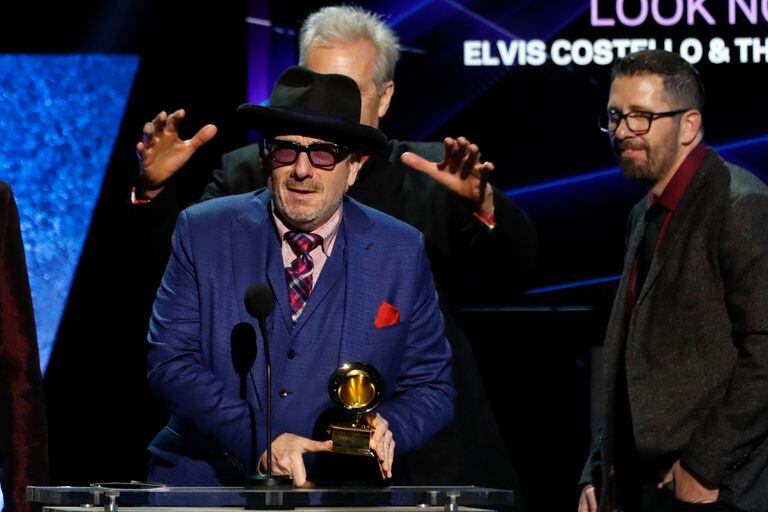 Elvis Costello recibe un premio Grammy junto al productor argentino Sebastián Krys