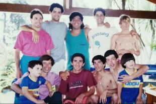 Diego Maradona, en su quinta, rodeado de jockeys y entrenadores, entre ellos Jorge Valdivieso