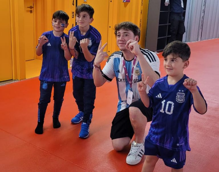 Paulo Londra y los hijos de Messi: con ademanes hicieron el 2 a 0 del triunfo ante Polonia