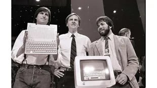 De izquierda a derecha, Steve Jobs, John Sculley (por entonces, CEO de Apple) y Steve Wozniak en la presentación de la Apple II, en abril de 1977