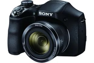 COMPACTA Y POTENTE. La Cyber-shot H300 de Sony es una cámara con zoom óptico de 35x y sensor de 20,1 megapixeles. Esto, en un formato compacto que resulta más fácil de llevar que una réflex tradicional ($17.599).