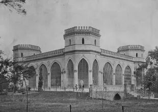 Una foto antigua de la Casa de los Osos, el edificio de mayor superficie del ex zoológico porteño