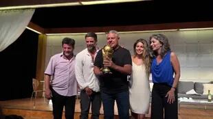 Tapia se subió a un escenario de Mar del Plata con la Copa del Mundo
