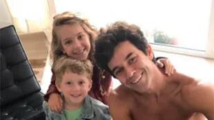 Mariano Martínez junto a sus hijos Milo y Olivia