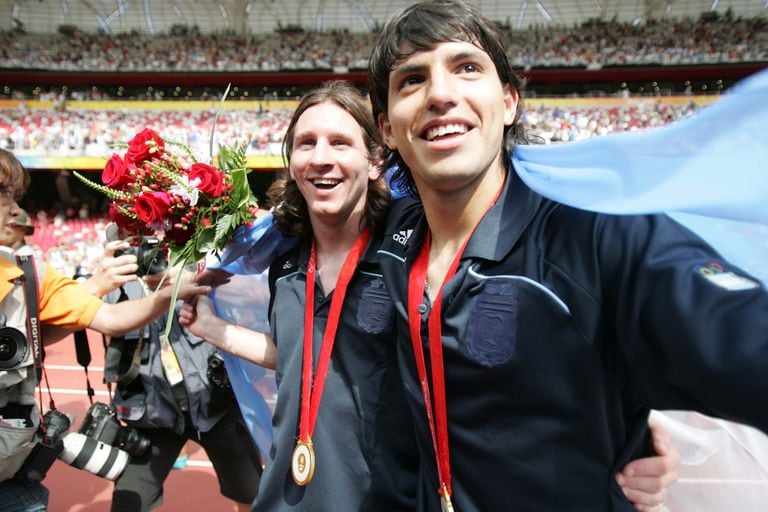 Lionel Messi y Sergio Agüero, con la medalla dorada tras vencer a Nigeria en la final de fútbol de Pekín 2008