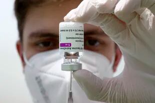 Personal médico prepara una jeringa con un vial de la vacuna de AstraZeneca contra el coronavirus en un centro de vacunación en Ebersberg, cerca de Múnich, Alemania. (AP Foto/Matthias Schrader)