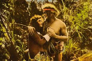Elmo Lincoln y Enid Markey, en un fotograma de la película Tarzan of the Apes (1918)