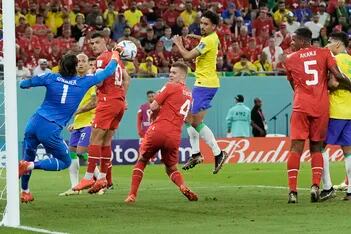Brasil extraña al 10: ataca a Suiza y Vinicius tuvo una chance clarísima, pero salvó el arquero Sommer