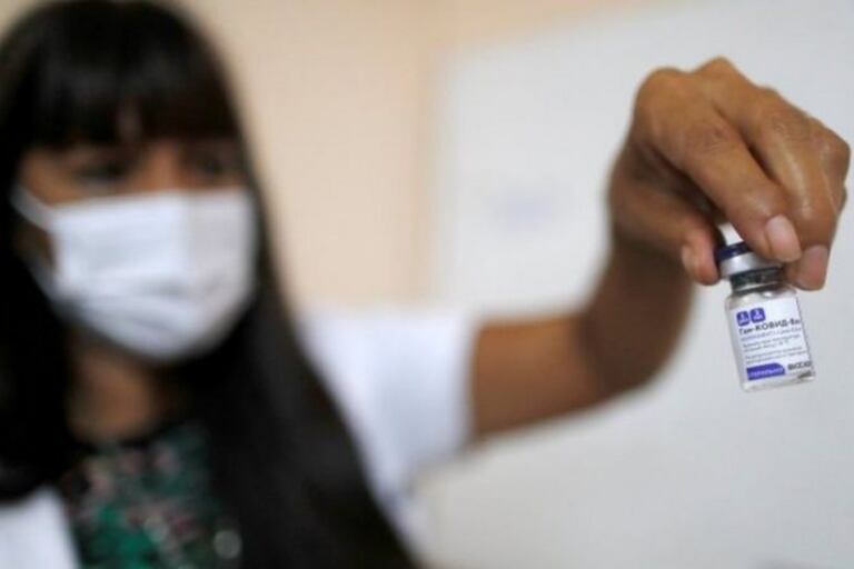 Una trabajadora sanitaria muestra la vacuna rusa que se suministra en Argentina