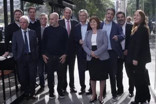 Sonrisas tras un almuerzo.  Antes, Macri tiene las decisiones más moleculares ante promovidas por el kirchnerismo que suman al gasto público.