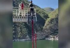 Un hombre que hacía Bungee Jumping saltó de un puente y se le cortó la soga