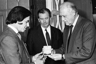 El Presidente Carlos S. Menem junto a Julio Grondona, presidente de la Asociación del Fútbol Argentino (AFA) y Joao Havelange, presidente de la Federación Internacional de Fútbol Asociados (FIFA). 10 de agosto de 1990.